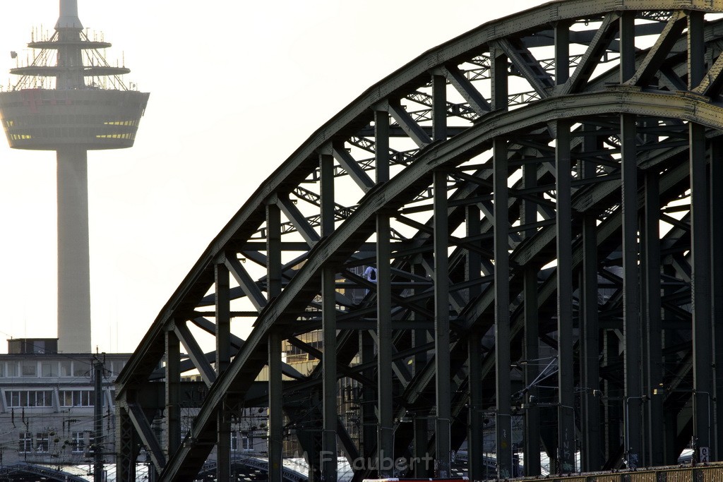 PSpringt kein Suizid Brueckenspringer Koeln Hohenzollernbruecke P182.JPG - Miklos Laubert